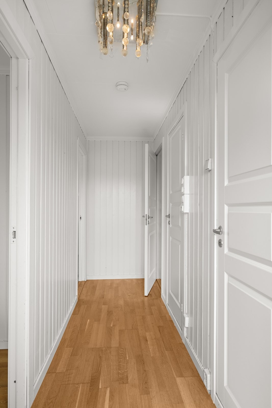 Opp trappen møter dere gangen, som binder rommene sammen. Galleribilde