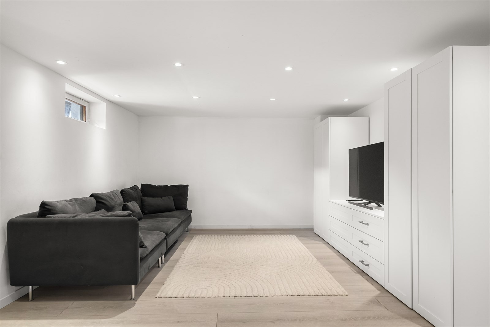 Underetasjen er ikke godkjent som rom for varig opphold, inneholder stor og moderne "stue", bod og baderom/vaskerom. Galleribilde