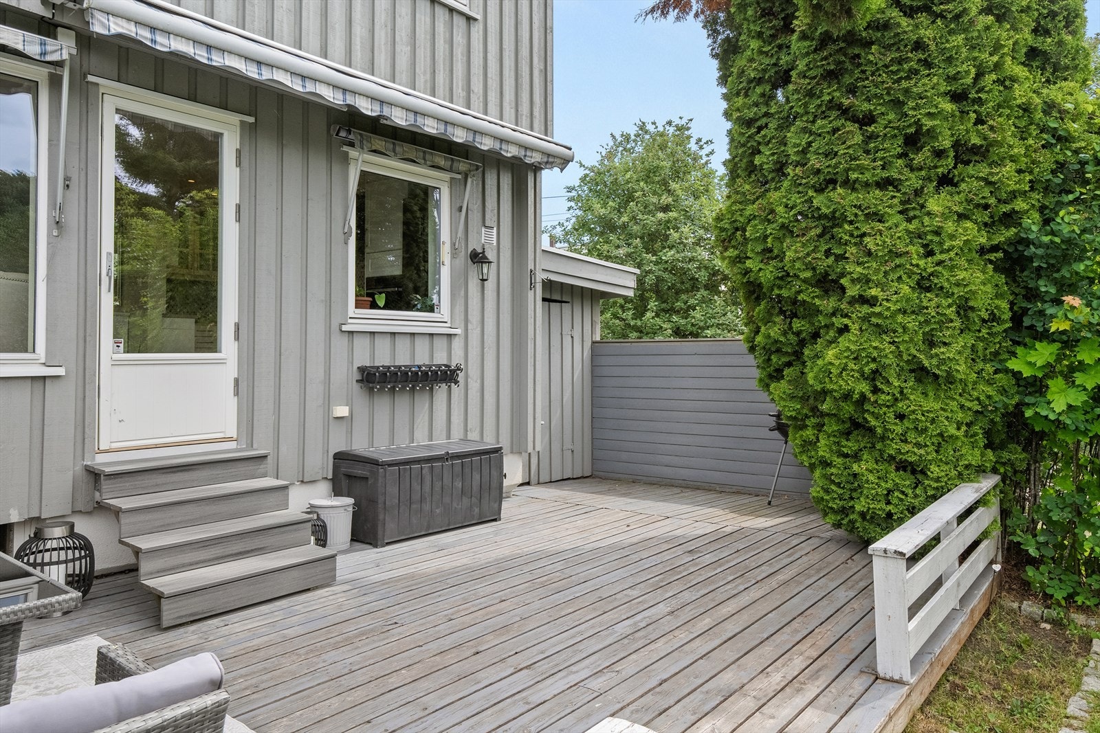 Noe som gir mulighet til flere sittegrupper, grill og det en måtte ønske. Her er det også en utvendig bod på 3 kvm som egner seg til lagring av hagemøbler på vinterhalvåret. Galleribilde