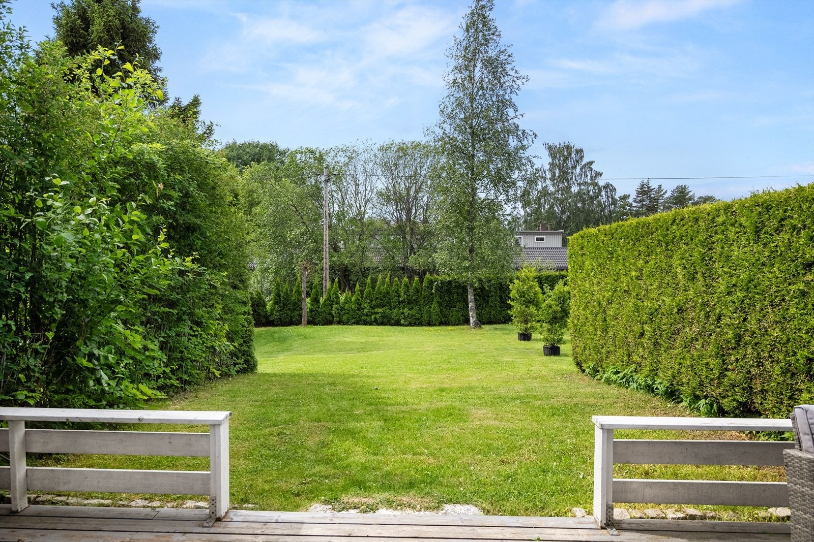 Her får dere en flott, skjermet gressplen med tett beplantning og gode solforhold. Galleribilde