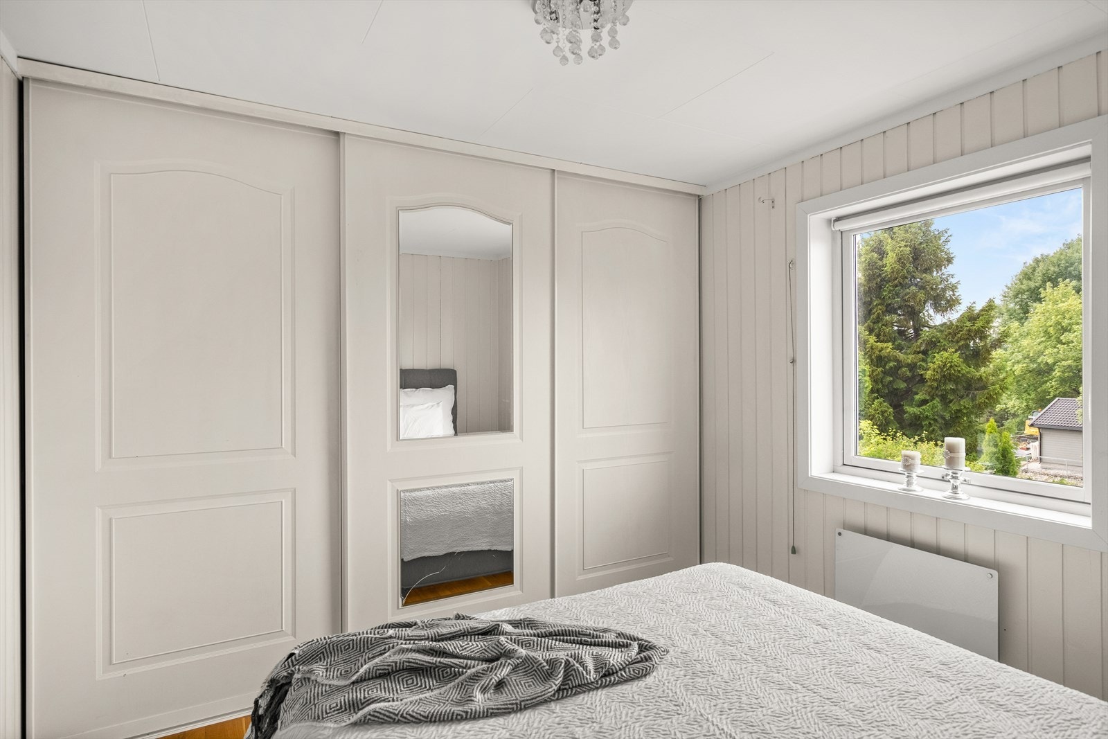 Hovedsoverommet har stor skyvedørsgarderobe og vindu som gir rikelig med lysinnslipp. Galleribilde
