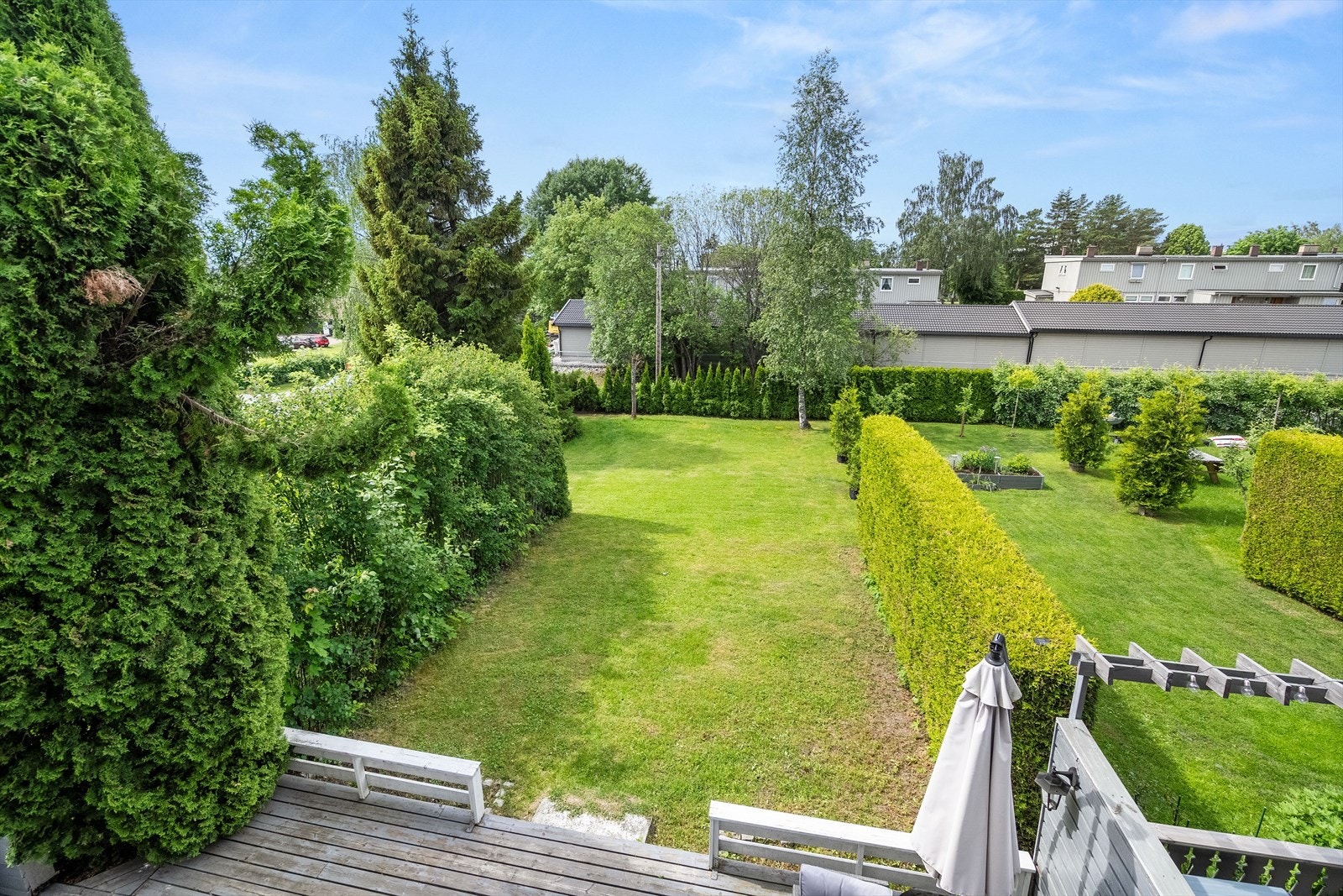 Med en hyggelig utsikt over egen hage. Galleribilde