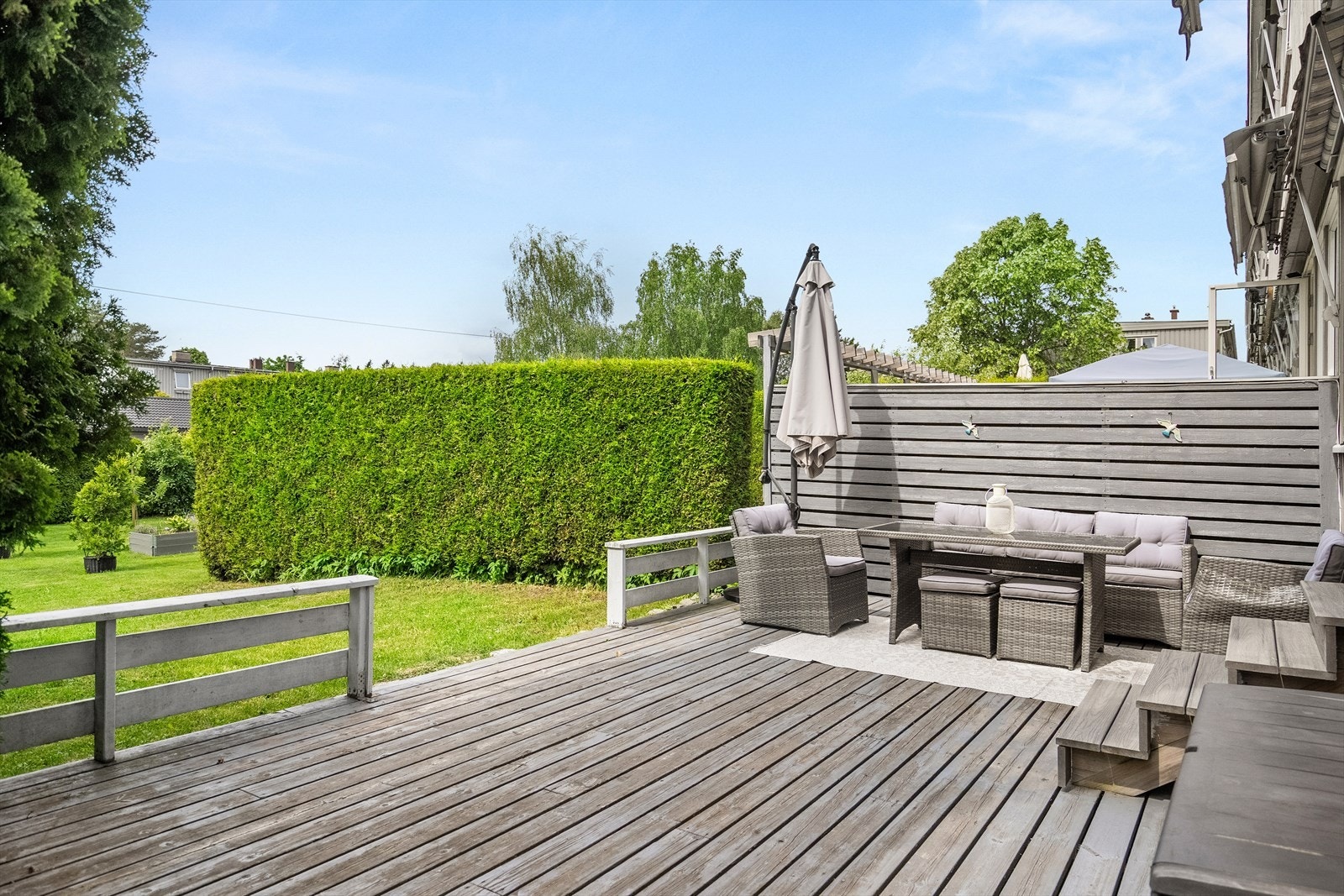 Stor og fin terrasse med tilgang til en solrik og stor hage. Galleribilde