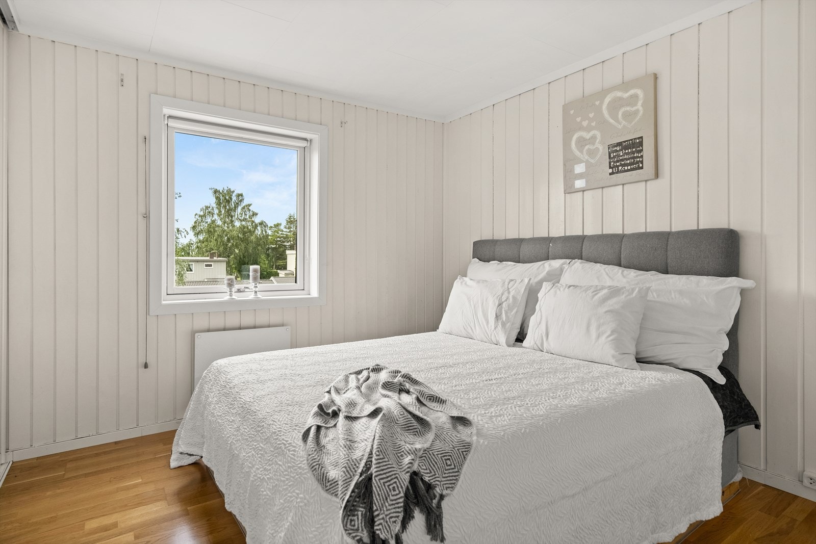 Her finner dere 3 gode soverom, alle med plass til dobbeltseng, tilhørende nattbord og garderobeløsning. Galleribilde