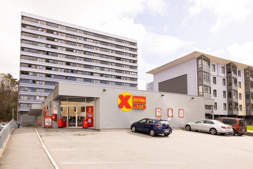 Ekstra er nærmeste dagligvare, kun en kort spasertur unna leiligheten! Galleribilde