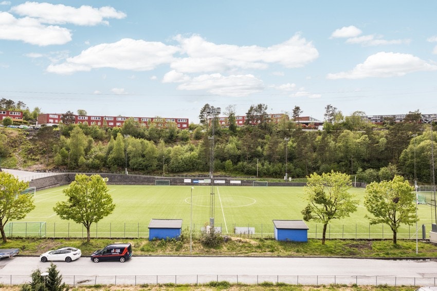 For de sprekeste er det flere turløyper i område, og en fotballbane med tilhørende aktivitetshall. Galleribilde