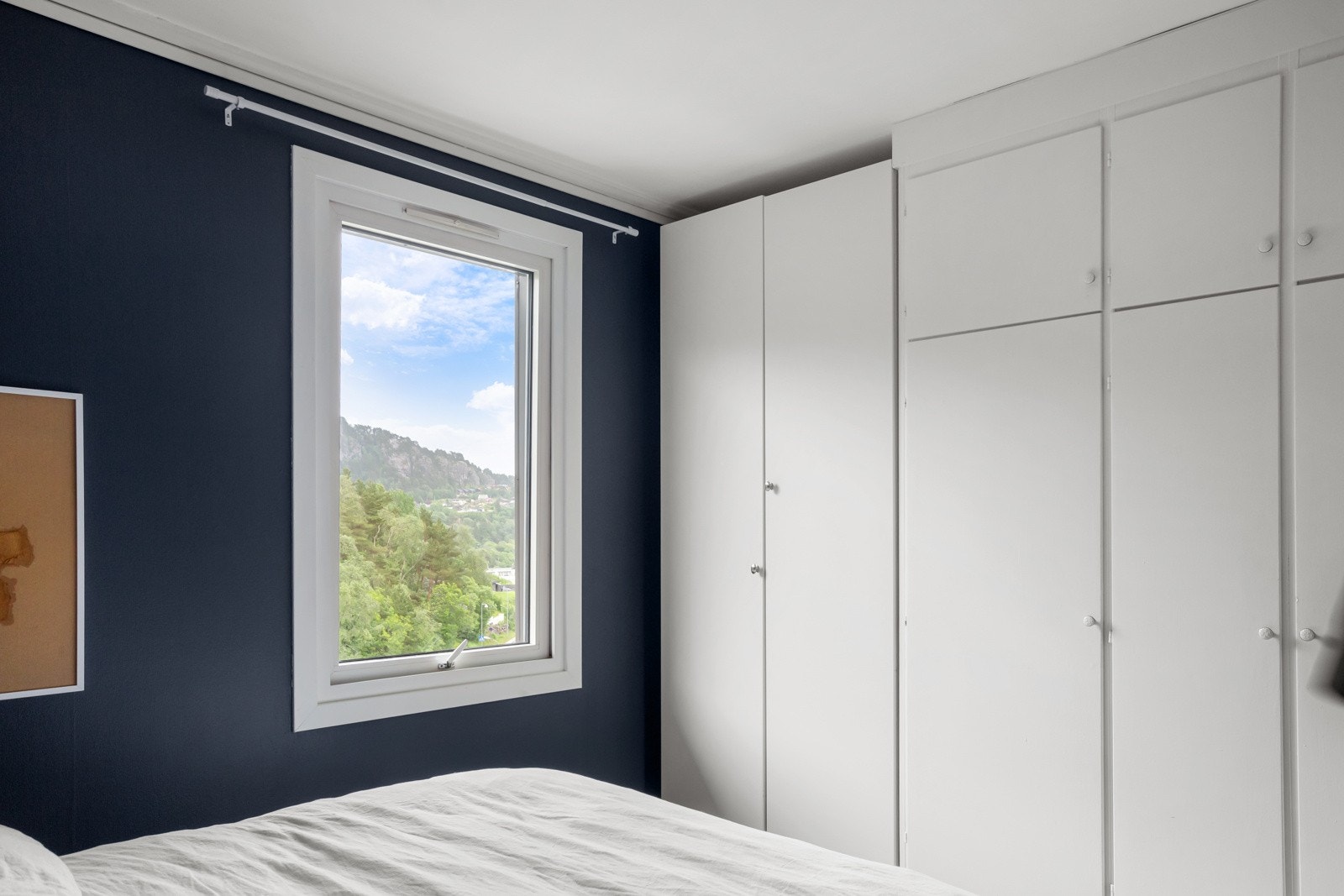 På hovedsoverommet er det godt med plass til dobbeltseng og annet ønskelig møblement. Rommet inneholder stor garderobe med god oppbevaring. Galleribilde