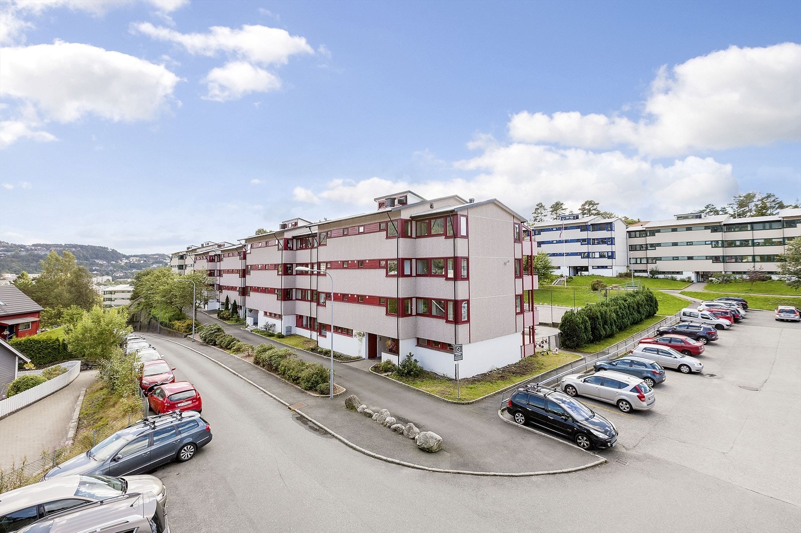 Borettslaget ligger sentralt, på en høyde like ved Oasen senter og bybanen. Galleribilde
