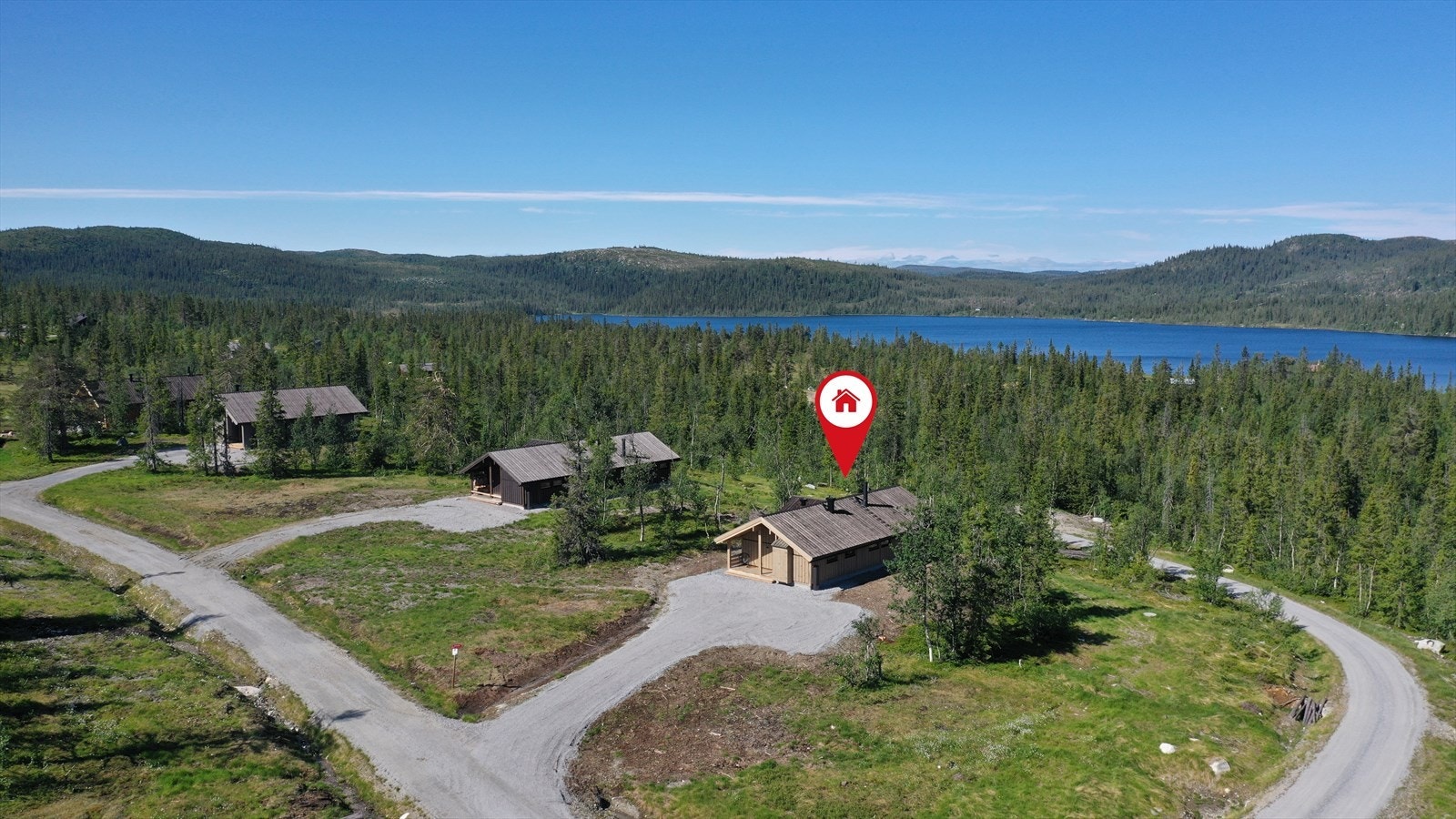 Hytta ligger åpent og solrikt til ca. 865 moh, med fin utsikt til både fjell og vann. Her er det god plass til lek og moro for både store og små! Galleribilde