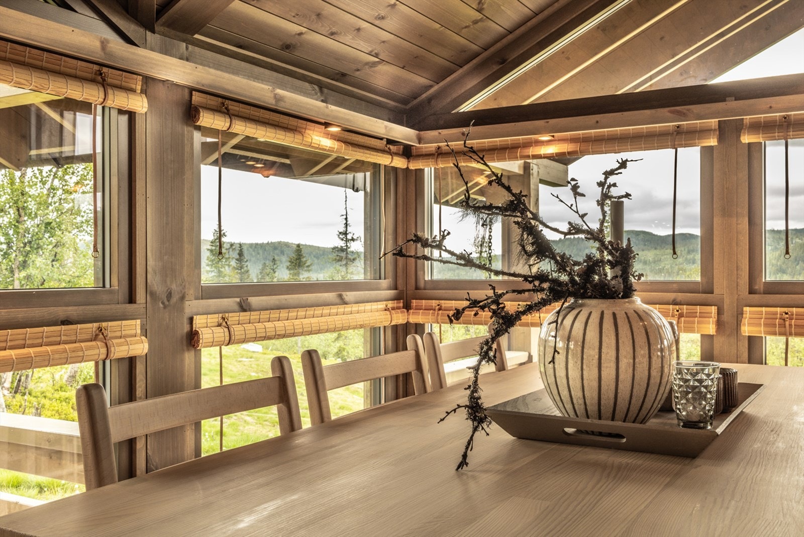 Med mange, pene vinduer og store glassfelt i terrassedørene kan en virkelig drømme seg bort og nyte nærheten til naturen, og ikke minst, den vide utsikten til fjell og vann. Galleribilde