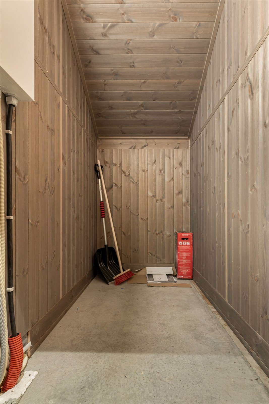 I tilknytning til inngangspartiet, har hytta utvendig bod med god oppbevaringsplass til ved, sykler ol. Hytta har også en egen skibod. Galleribilde