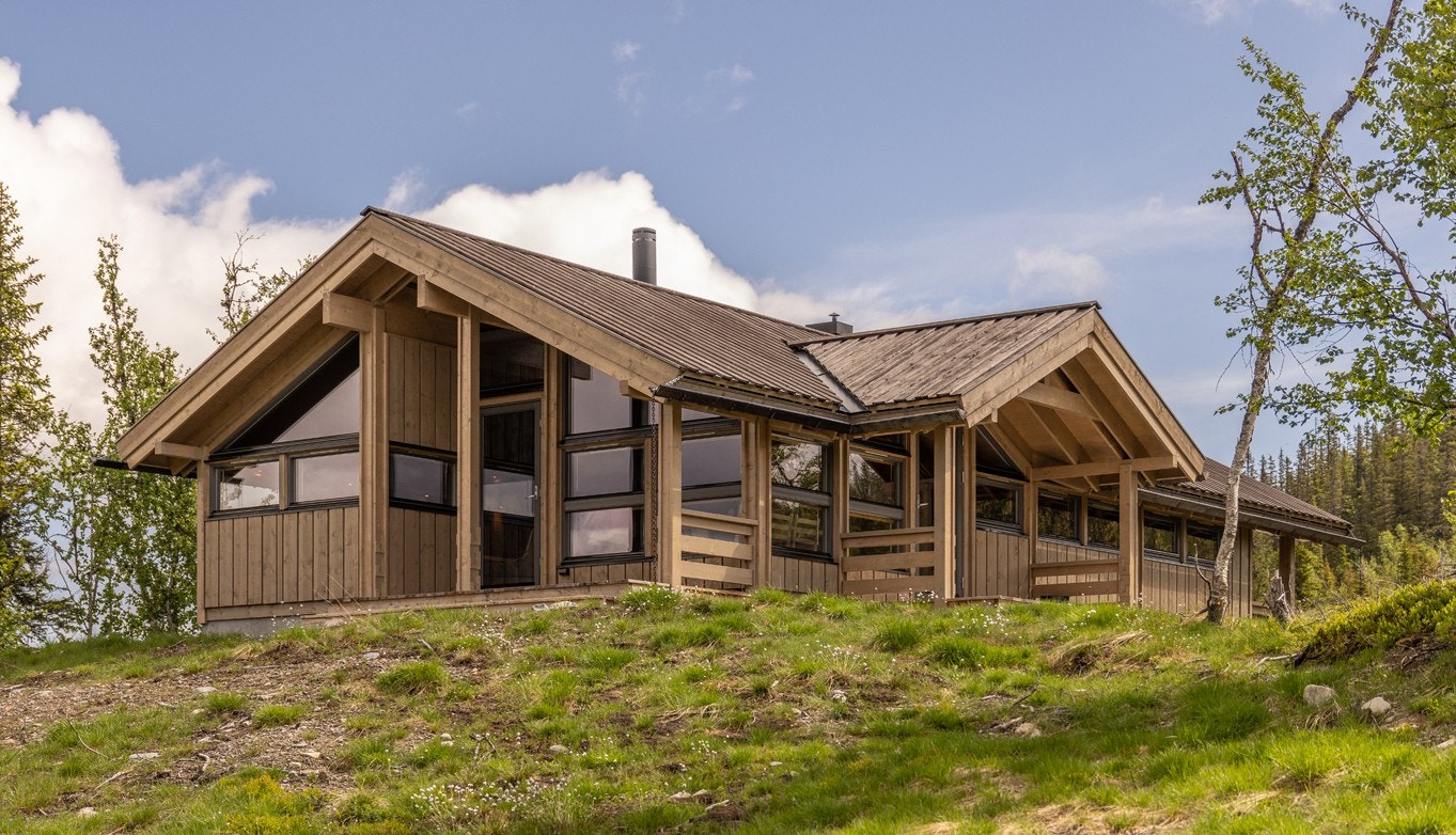 Om du ønsker nærhet til naturen, ha god plass til aktive barn og nydelig utsikt til fjell og vann, da kan denne nyoppførte hytta i Skurveknattlia 31 være et godt valg. Galleribilde