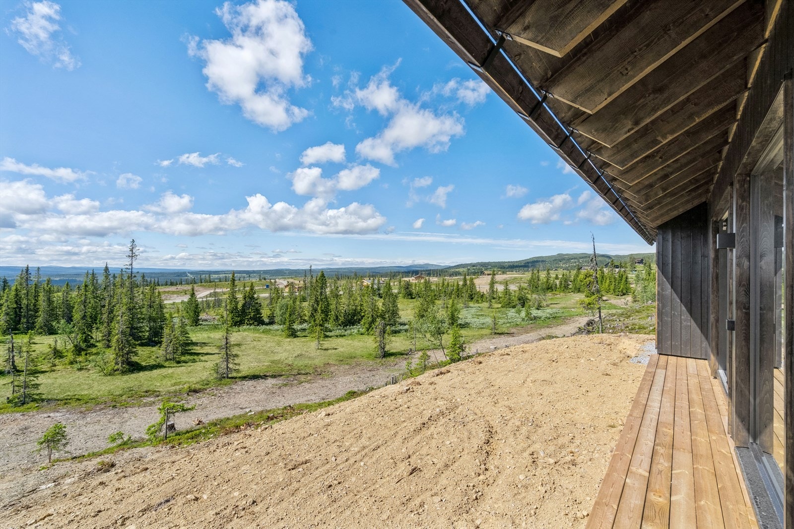 Beliggende ca. 917 moh, og det her åpent og luftig med store vinduer slik at den nydelig utsikten kan nytes fra morgen til kveld. Galleribilde