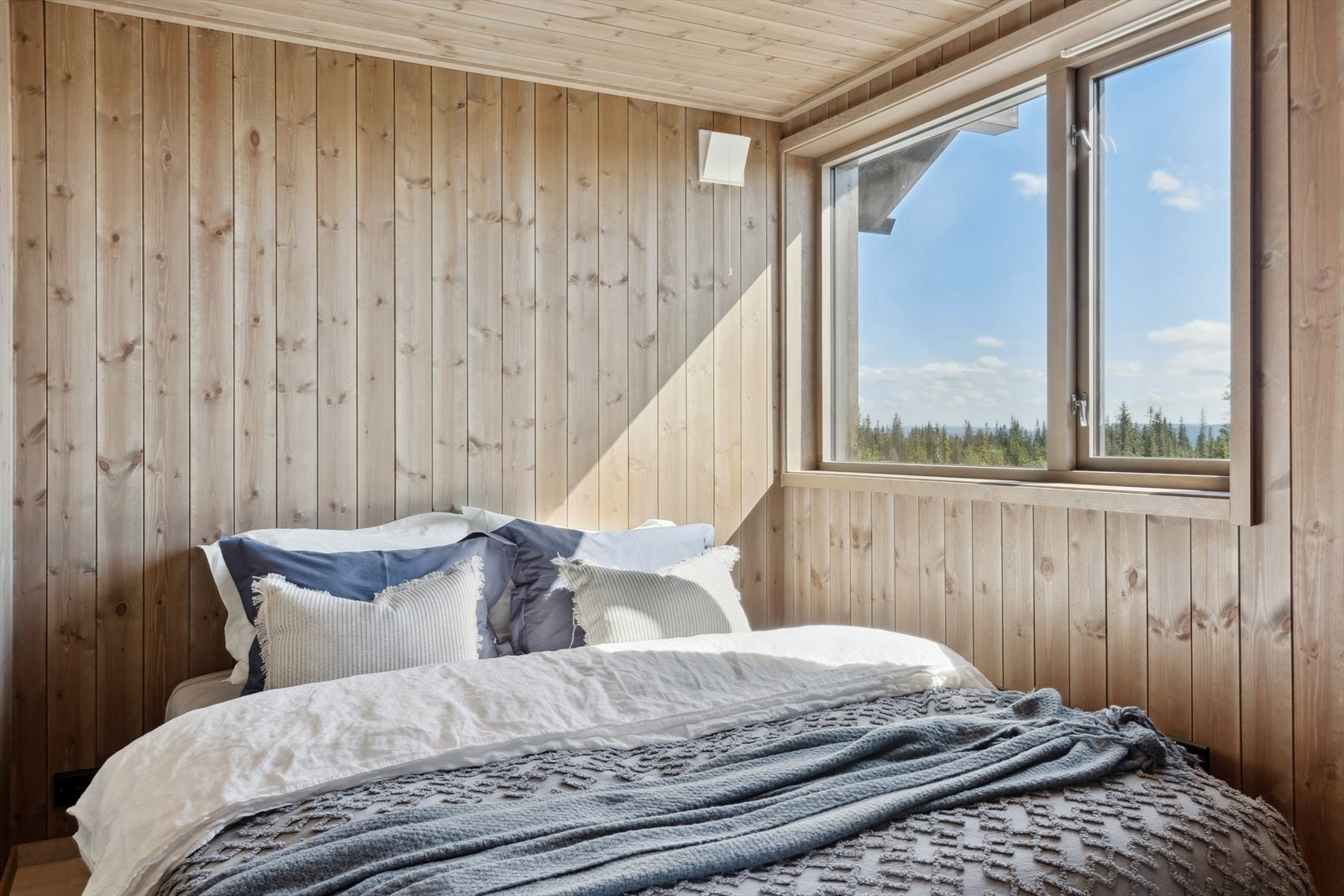 I hyttas hovedetasje er det tre soverom, hvorav ett med fin plass til dobbeltseng. Galleribilde