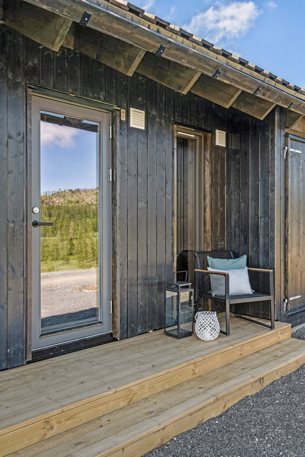 På den lille terrassen i tilknytning til inngangsdøren er det en lun, liten kaffekrok. Galleribilde