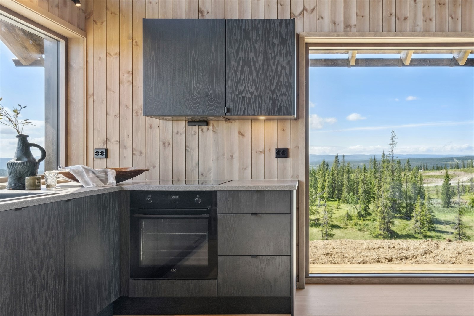 Innredningen har godt med skap- og benkeplass, og integrerte hvitevarer med komfyr, koketopp, kjøleskap, oppvaskmaskin og ventilator. Galleribilde