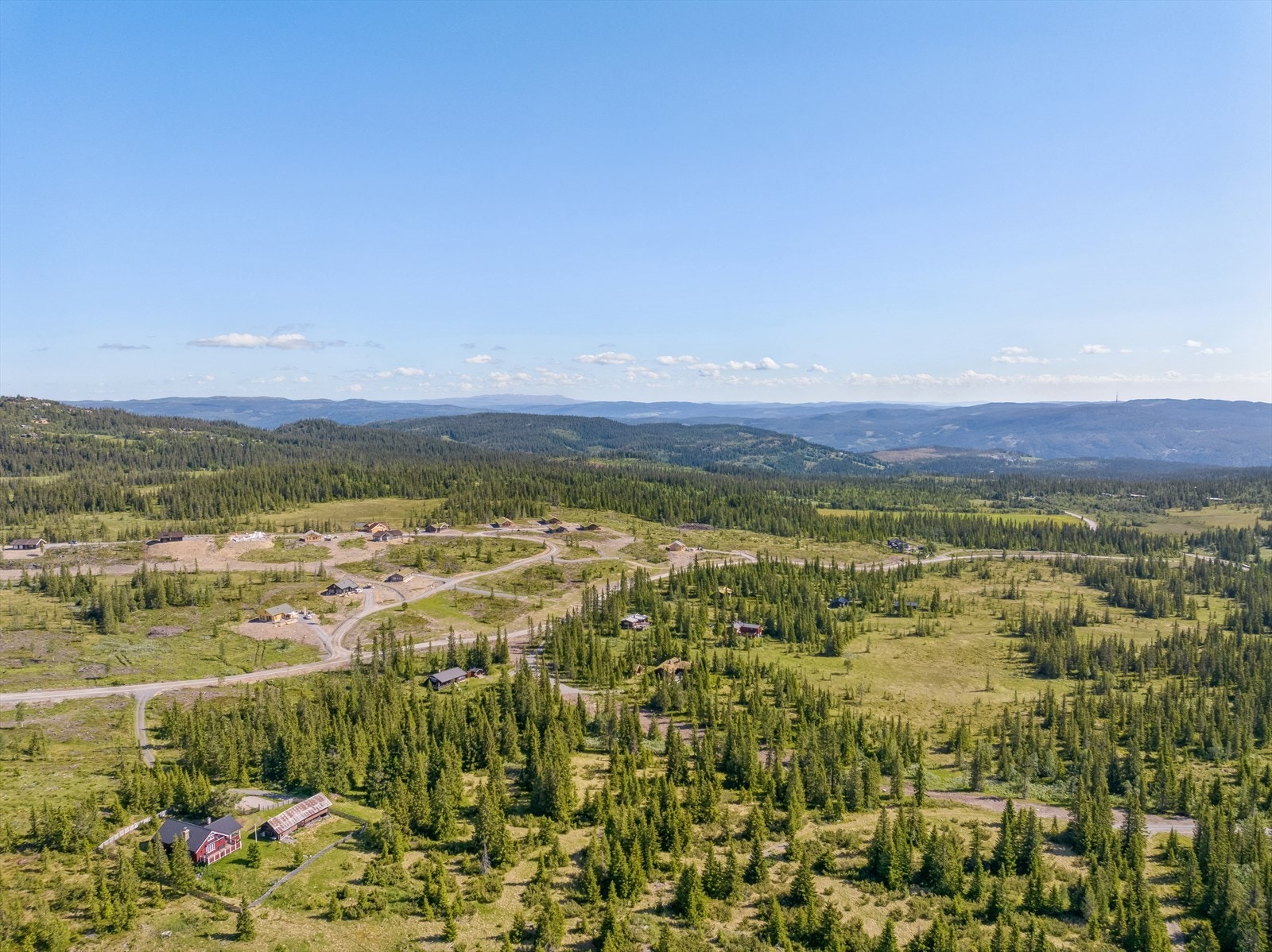 Ølnesseter Hyttegrend ligger omlag to timers kjøring fra Oslo-området, rett opp for helårsveien mellom Valdres og Hallingdal. Dette gir enkel adkomst og mange tur- og aktivitetsmuligheter, både ved hytta, og rundt omkring i Valdres og Hallingdal. Galleribilde