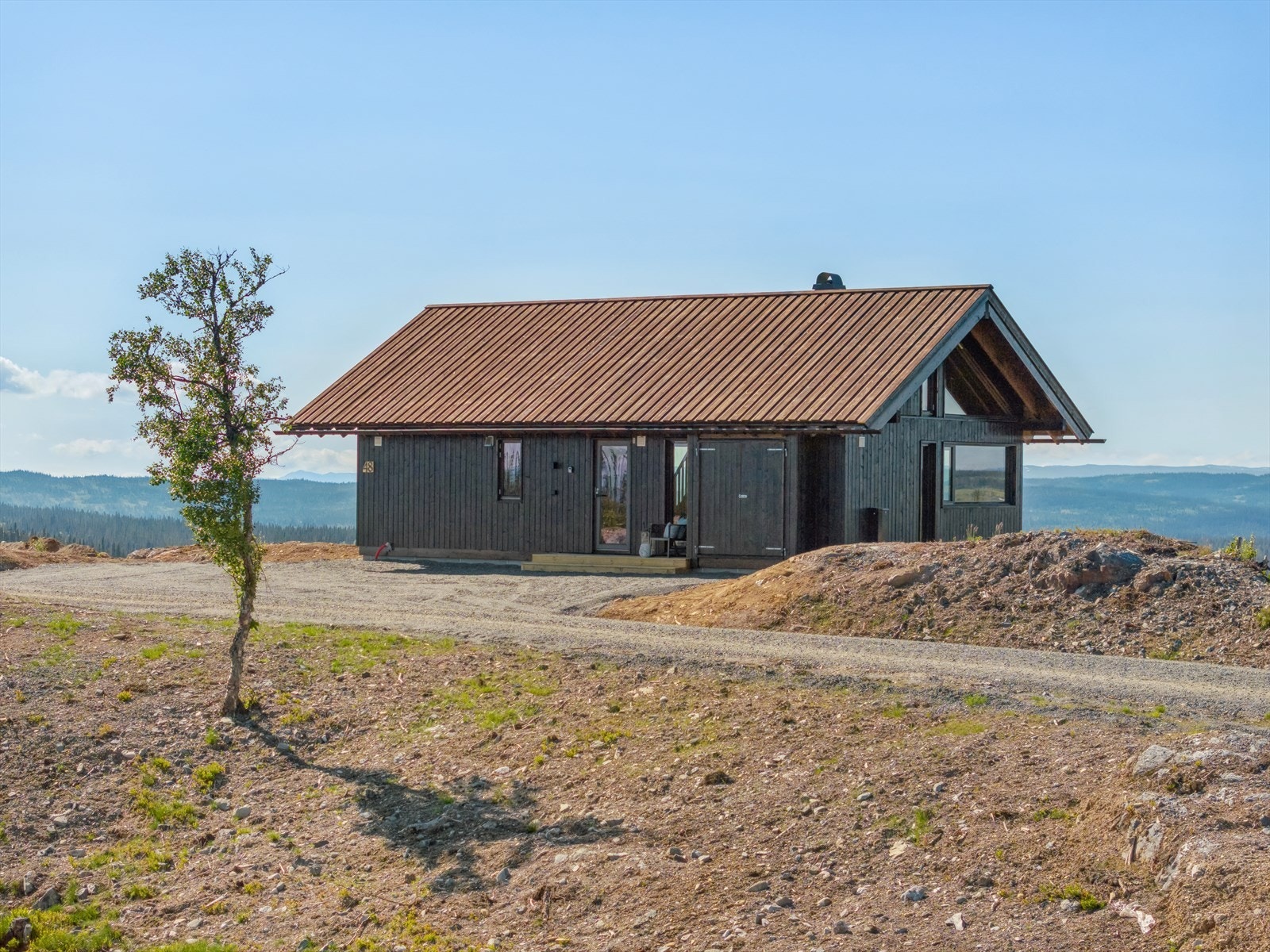 Om du velger denne stilfulle hytta, som har lett helårs adkomst og vakker natur i umiddelbar nærhet, kan du glede deg til for mange gode dager på fjellet! Galleribilde