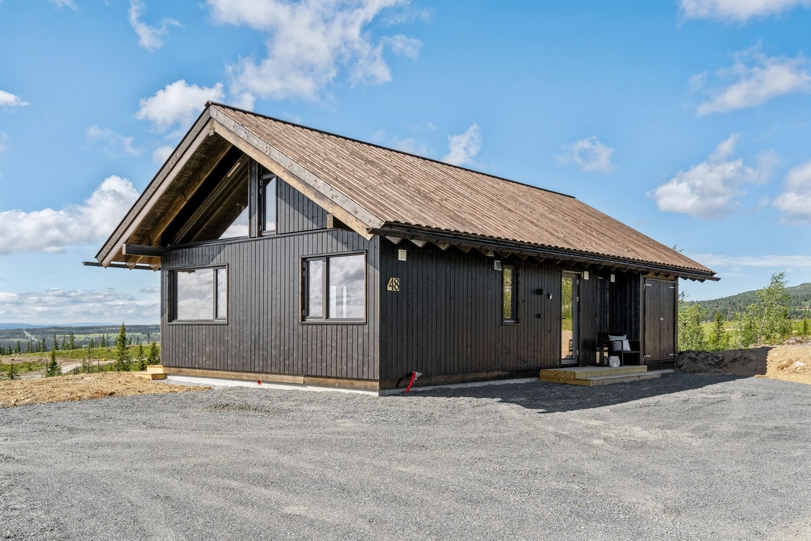 Hytta har en praktisk, utvendig bod med fin plass til ski, ved ol. Galleribilde