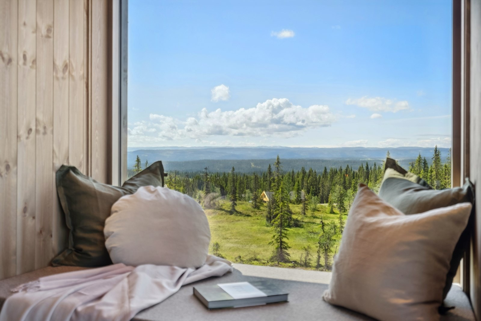 Her kan en virkelig drømme seg bort og nyte nærheten til naturen, og ikke minst, den vide utsikten til fine stølsområder og flotte fjell. Galleribilde