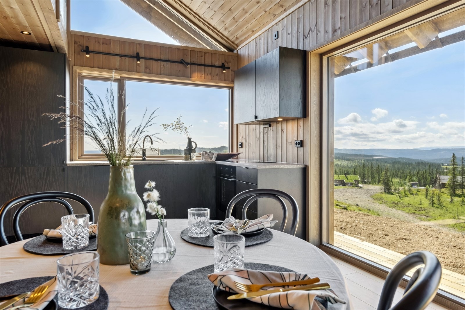 Hytten fremstår som lys og innbydende, med store vinduer og vakre materialer av høy kvalitet. Galleribilde