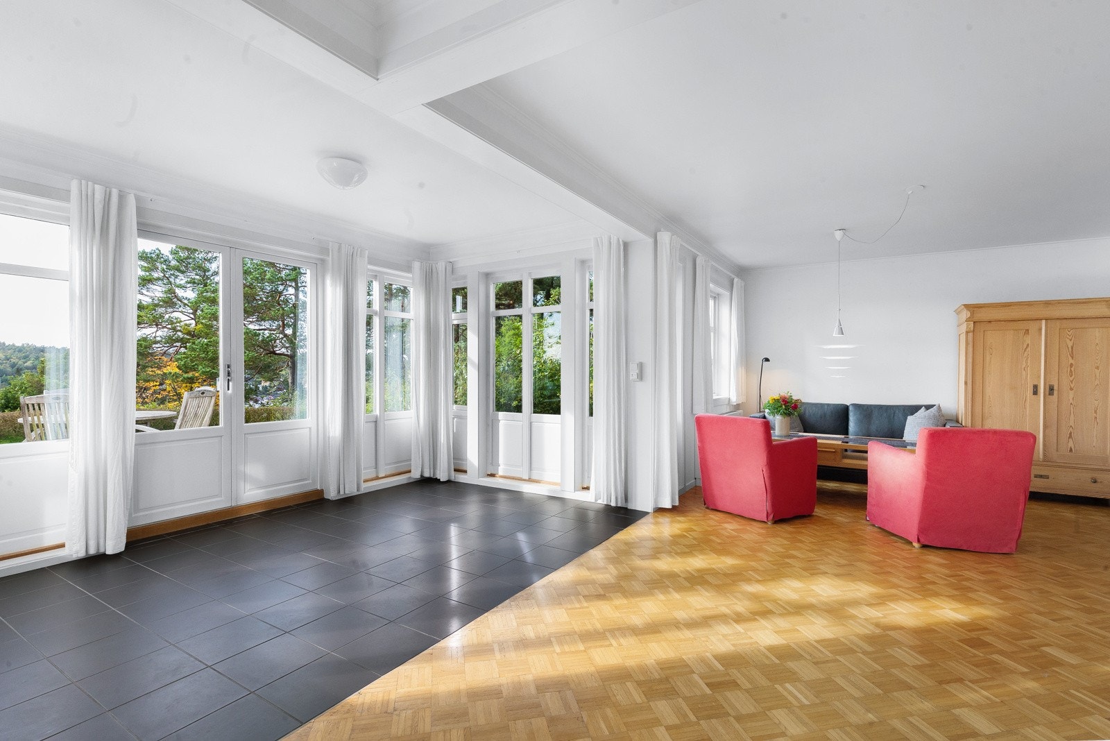 Stuen har god størrelse og er et oppholdsrom for hele familien, som innbyr til hygge fra tidlig morgen til sent på kveld. Galleribilde