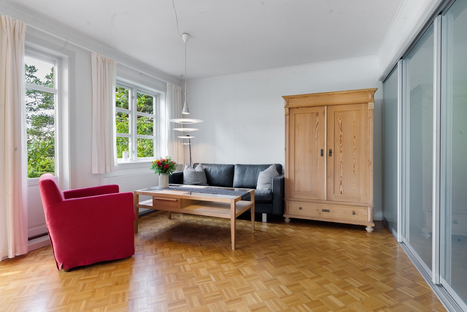 Det er meget god møbleringsfrihet i stuen, så her kan man enkelt innrede med flere sittegrupper. Galleribilde