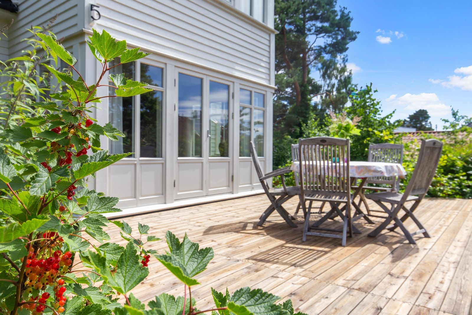 Utenfor hovedplanet har villaen en herlig terrasse på ca. 22 kvm, med direkte adkomst til den flotte hagen. Galleribilde