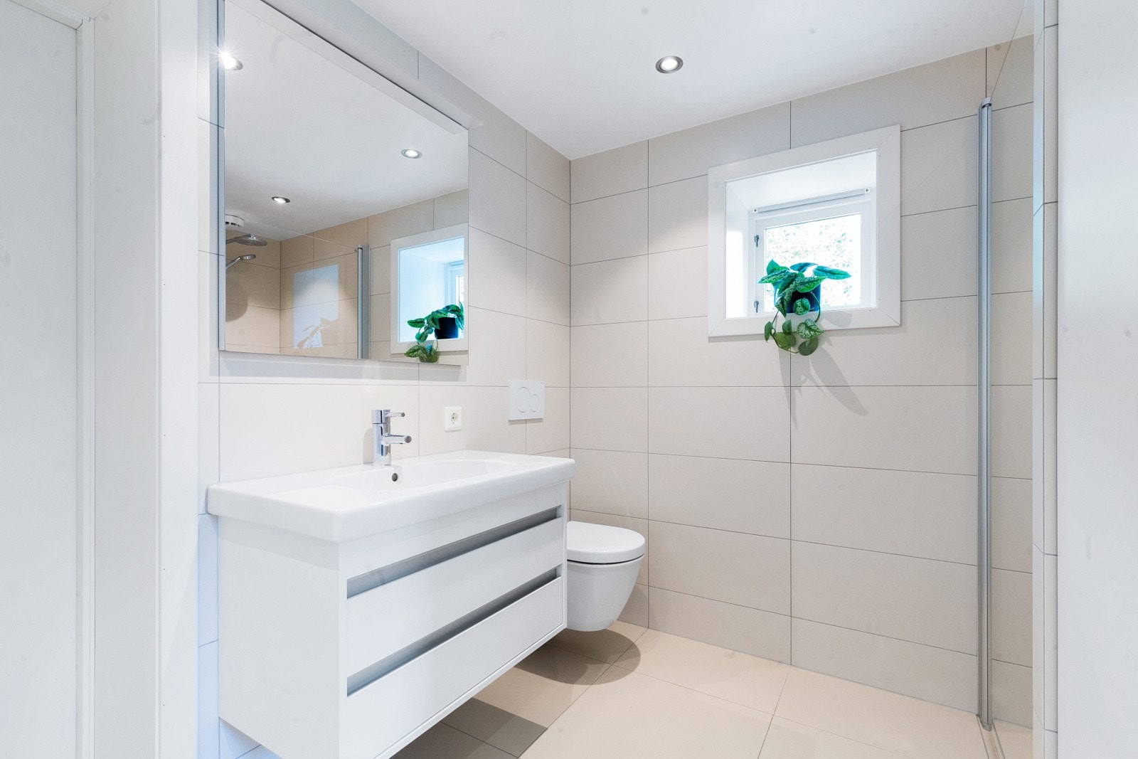 Begge badene har gulvvarme, downlights og vegghengt toalett. Galleribilde