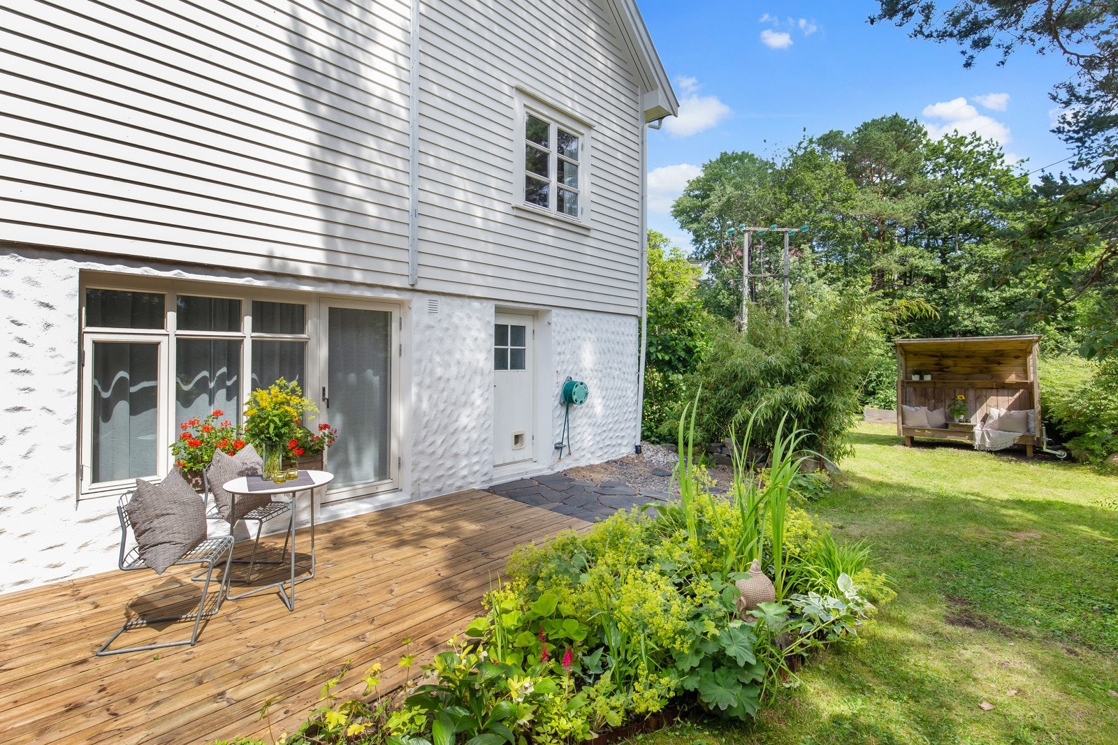 Kjellerstuen har utgang til en skjermet markterrasse. Galleribilde