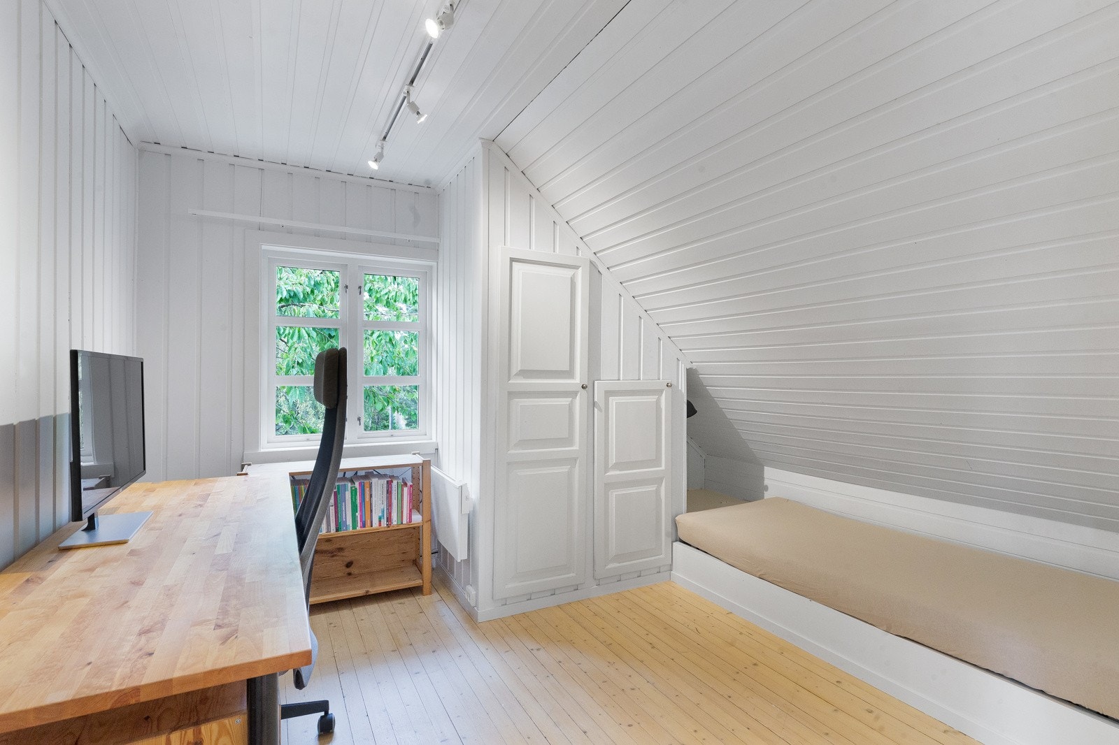 Boligen har hele fire soverom, ett i første etasje og tre sammen i andre etasje. Galleribilde