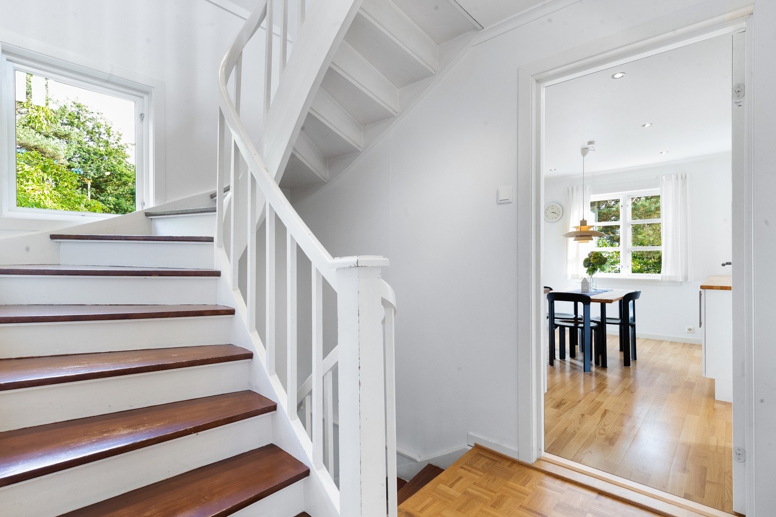 Lyset flommer inn i det hyggelige trapperommet. Galleribilde