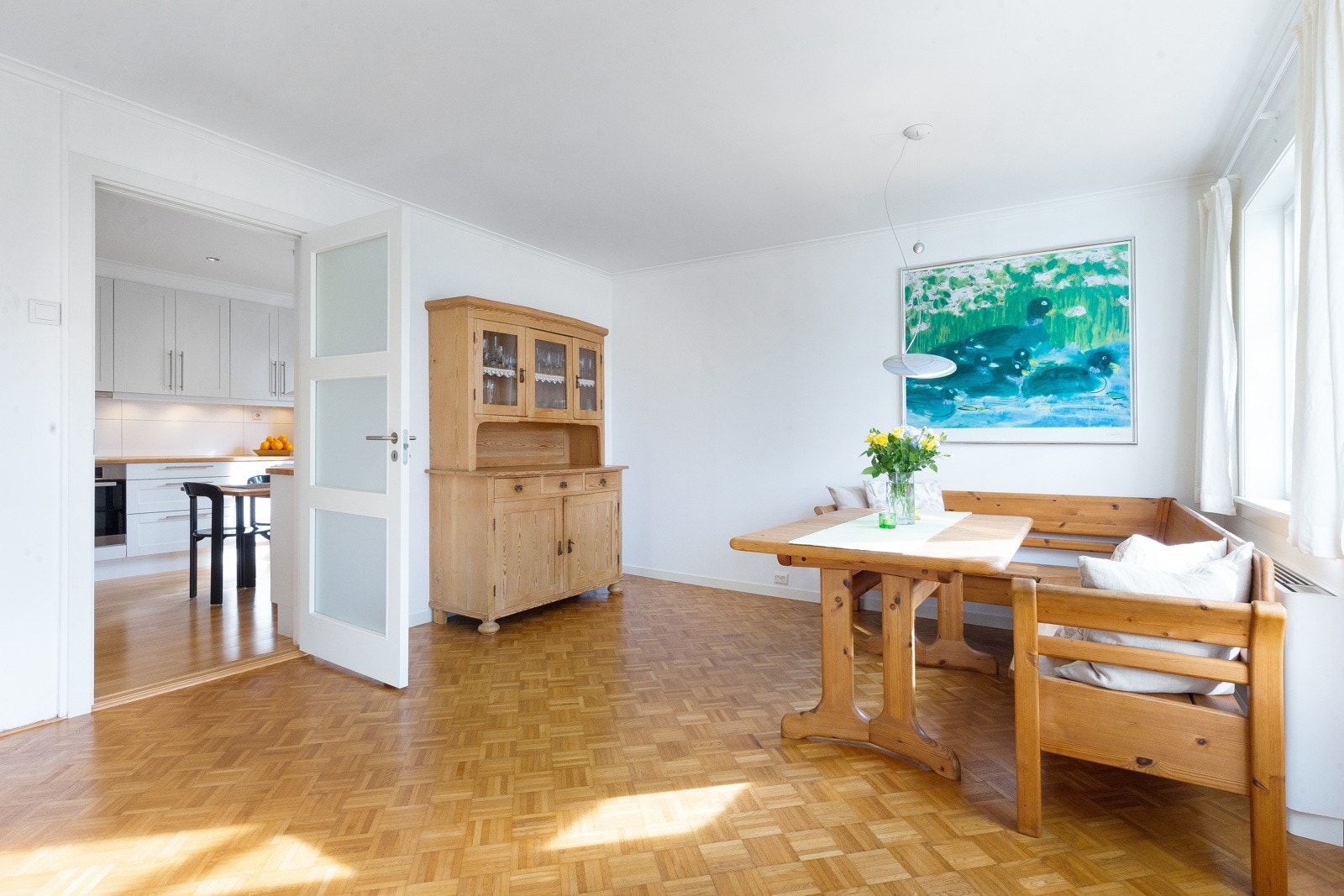 Stuen er naturlig inndelt i ulike brukssoner, og det passer utmerket å innrede med spisebord utenfor kjøkkenet. Legg merke til den originale parketten som gor det lille ekstra i stuen. Galleribilde