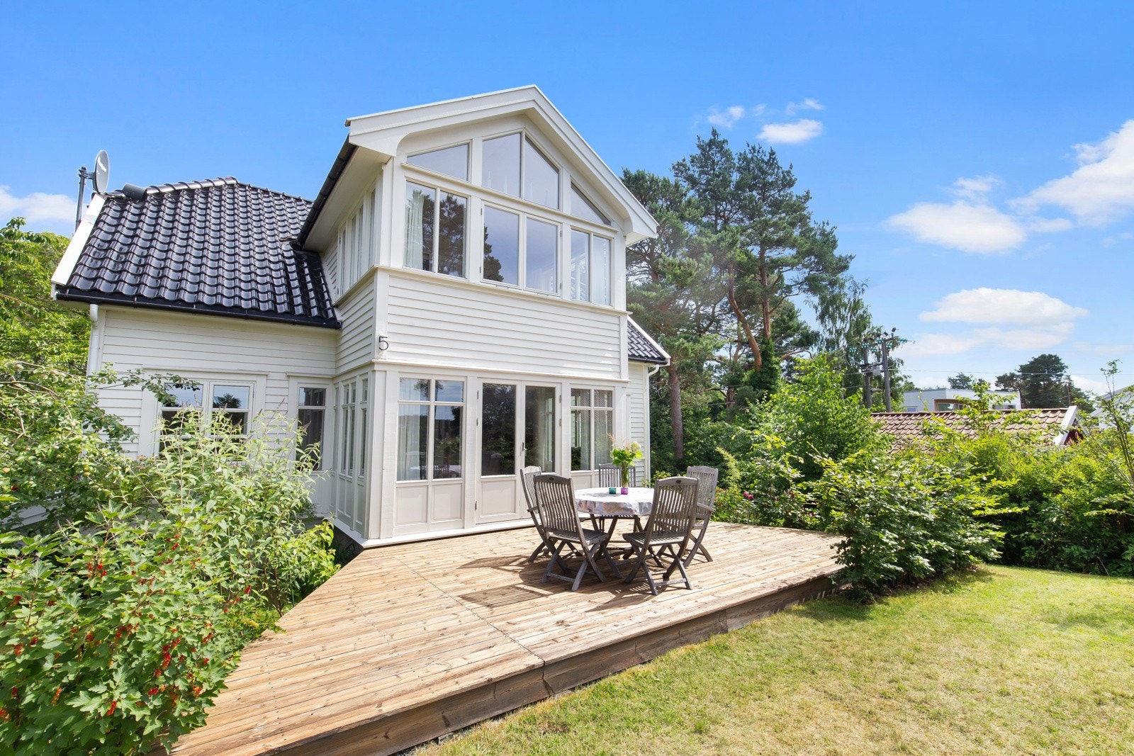 Terrassen innredes enkelt i ulike soner, og innbyr til både stille stunder og lange, sosiale kvelder. Galleribilde