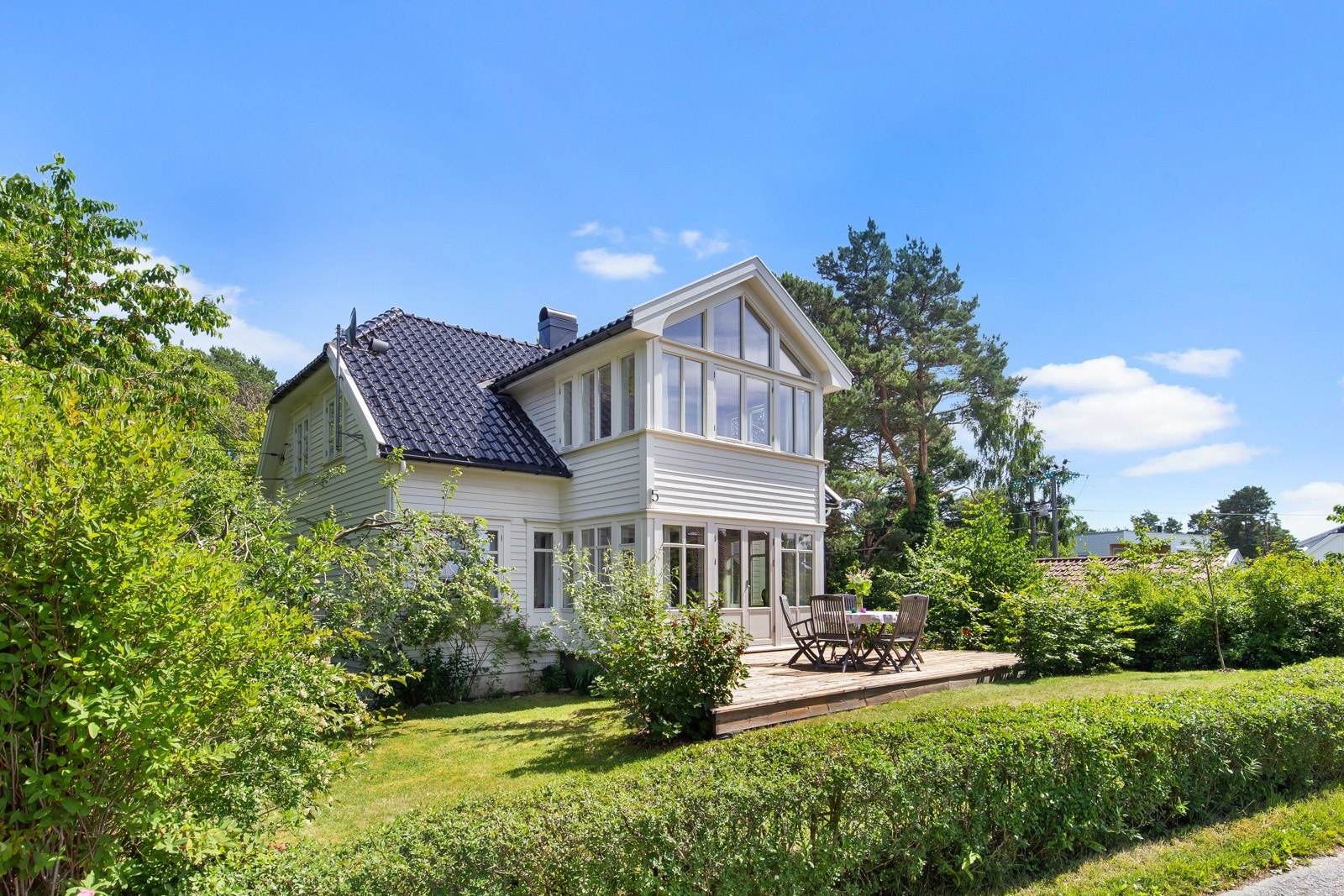 Boligen har en svært smakfull og klassisk fasade, og flaggstangen underbygger det staselige preget eiendommen har. Galleribilde
