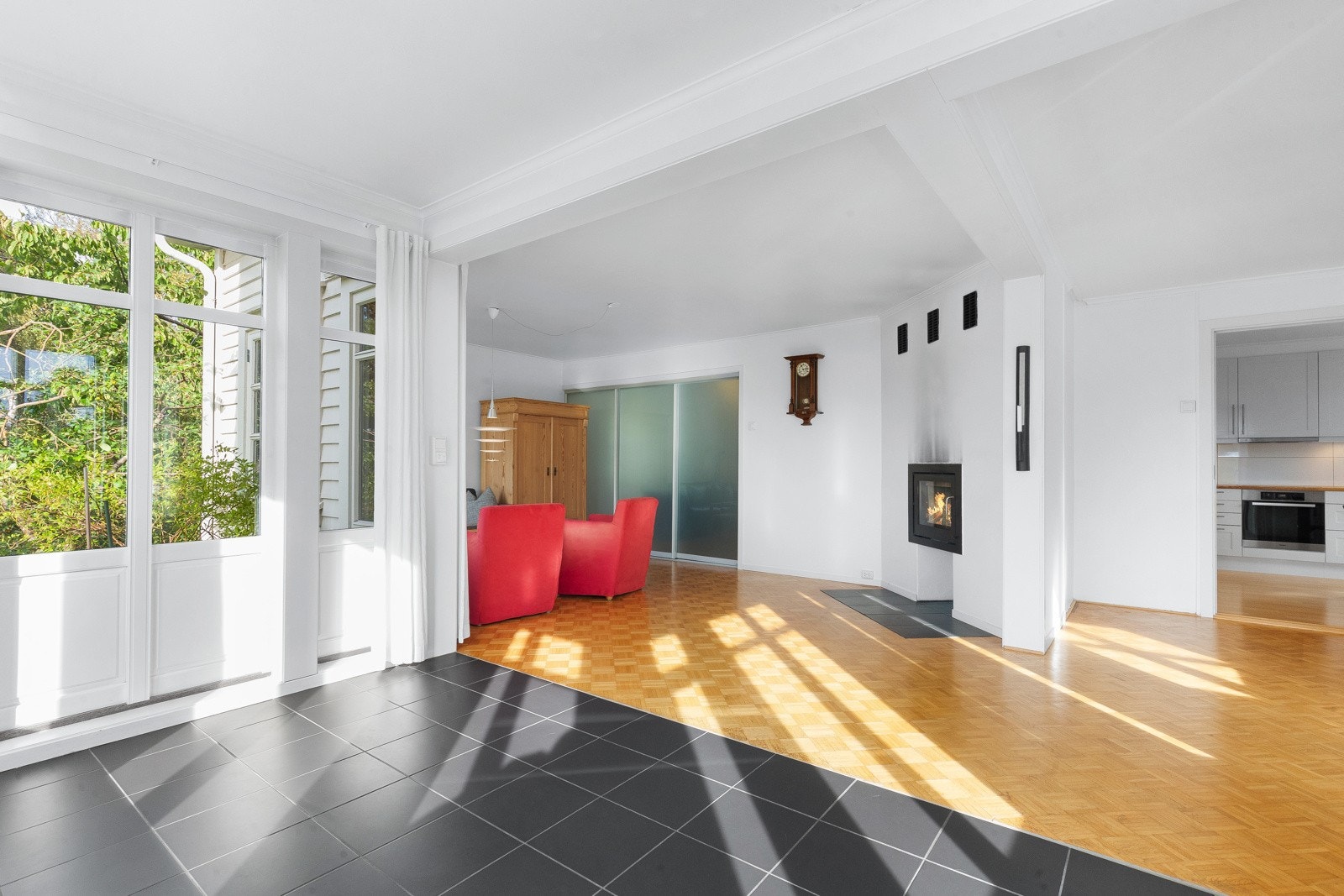 I tilknytning til stuen er det et rom skjult bak en skyvedør som benyttes som tv-stue, eller som overnattingsrom for gjester ved behov. Galleribilde