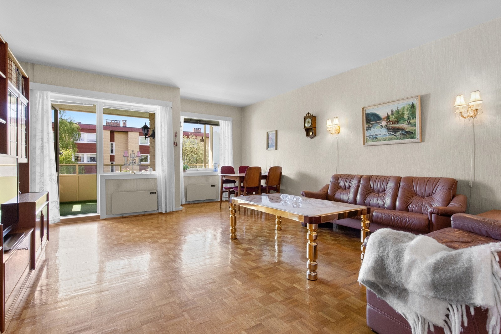 Stuen er lys og innbydende, med muligheter for å dele opp rommet i flere sittegrupper. Galleribilde