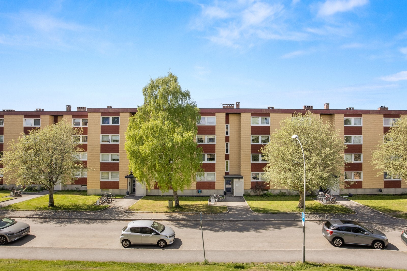 P-plassene leies ut etter venteliste og ansiennitet. Det finnes en mulighet til å leie plass i et annet garasjehus (Oppsal P-hus) ved henvendelse til OBOS Forretningsbygg AS tlf 22865900 v/ Signild Fjeld. Galleribilde