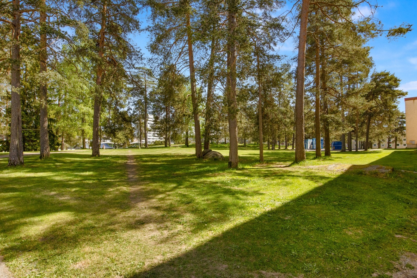 De gruslagte stiene slynger seg gjennom området. Her har man mulighet til å starte dagen med en hyggelig spasertur. Galleribilde