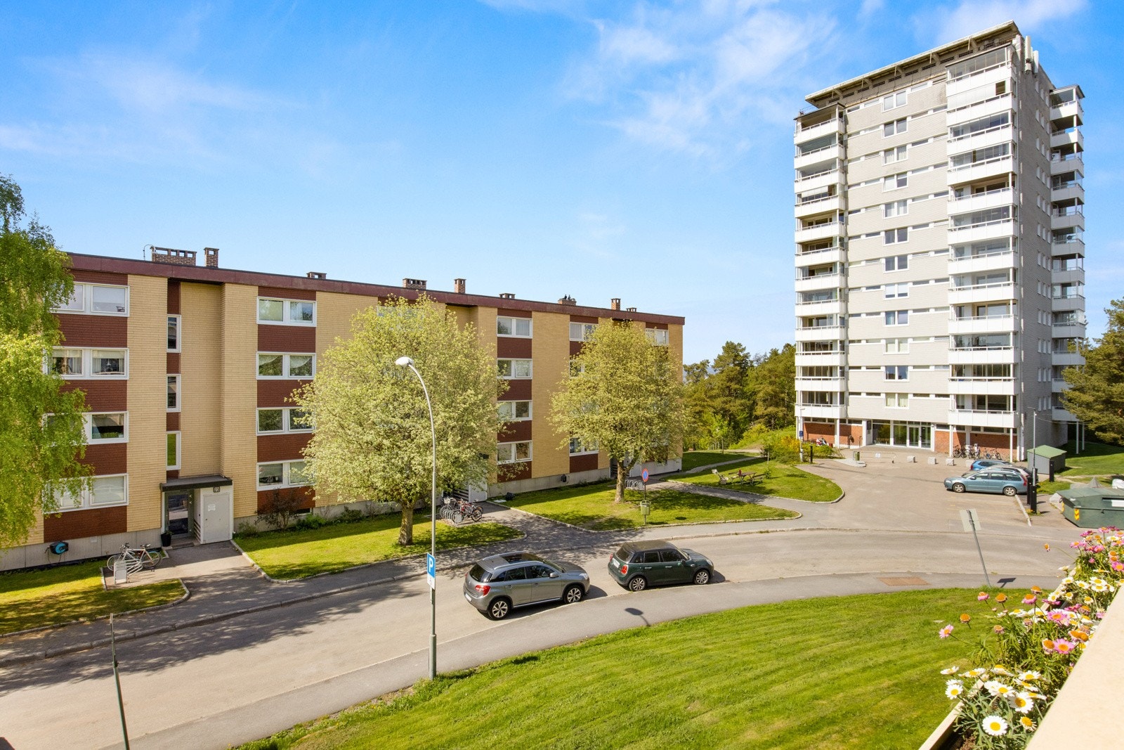 Oppsal ligger sørøst i Oslo, nær Østmarka og Østensjøvannet, og er en av Oslos største drabantbyer. Selve utbyggingen av området startet på begynnelsen av 50-tallet og bydelen har i dag en god blanding av villabebyggelse, rekkehus og boligblokker. Galleribilde