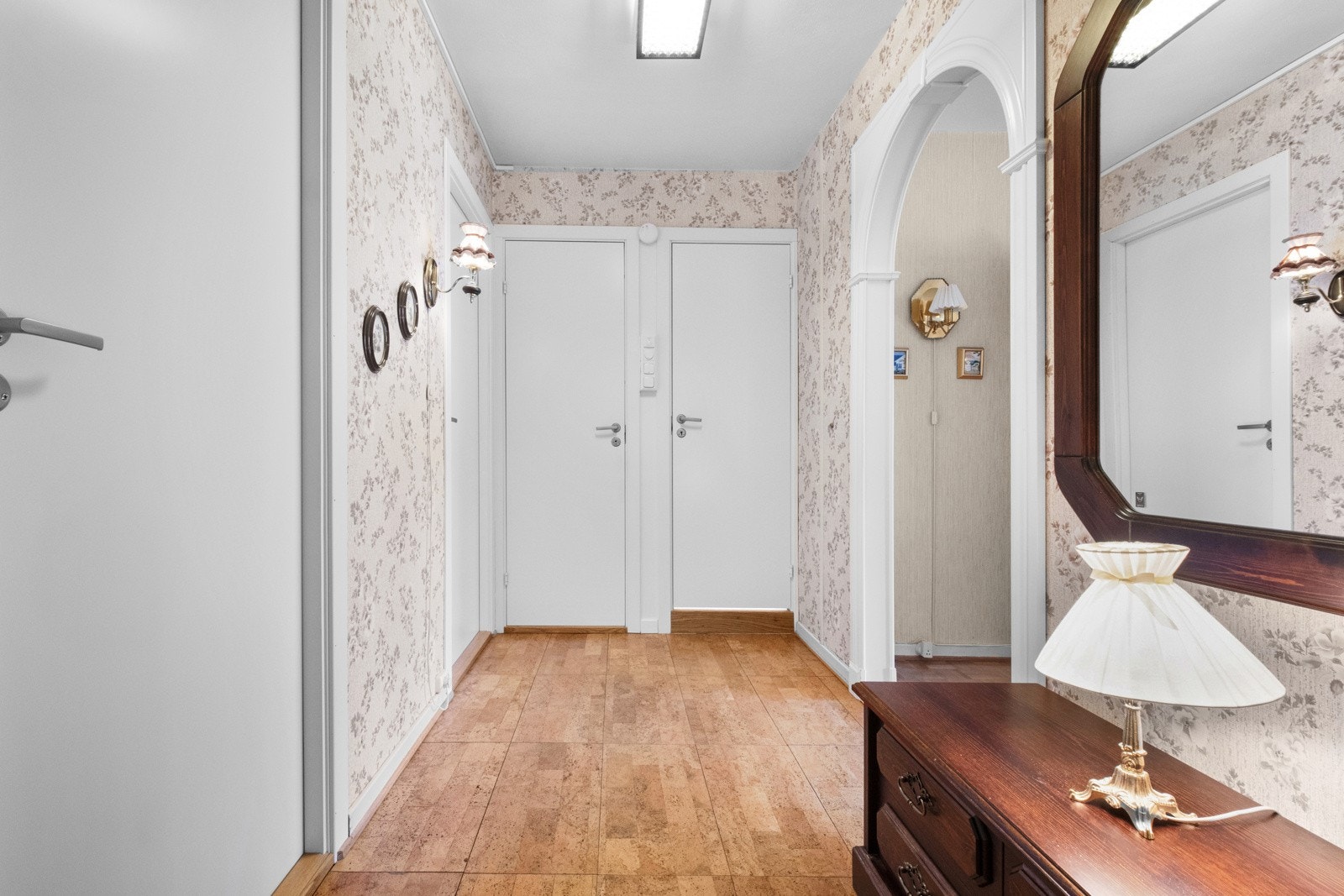 Videre inn i entreen har man tilgang til de to soverommene, badet og stuen. Galleribilde