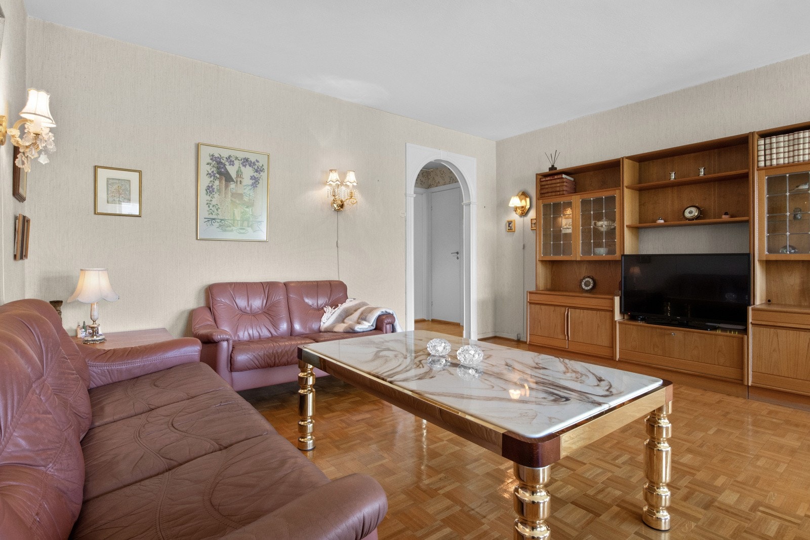 I en del av stuen kan du skape en koselig sofakrok. Her kan du plassere en komfortabel sofa, noen lenestoler, og et sofabord - perfekt for å se på TV, lese en bok, eller bare slappe av etter en lang dag. Galleribilde