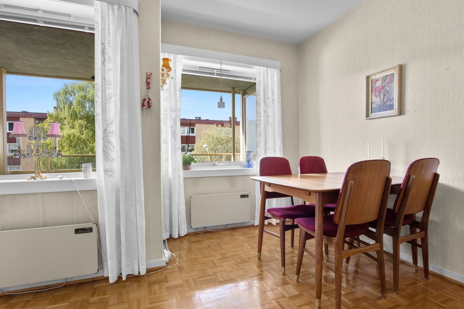I den ene delen av stuen er det ideelt å plassere et stort spisebord. Dette området er perfekt for å samle familie og venner til måltider, feiringer, eller koselige middager. Galleribilde