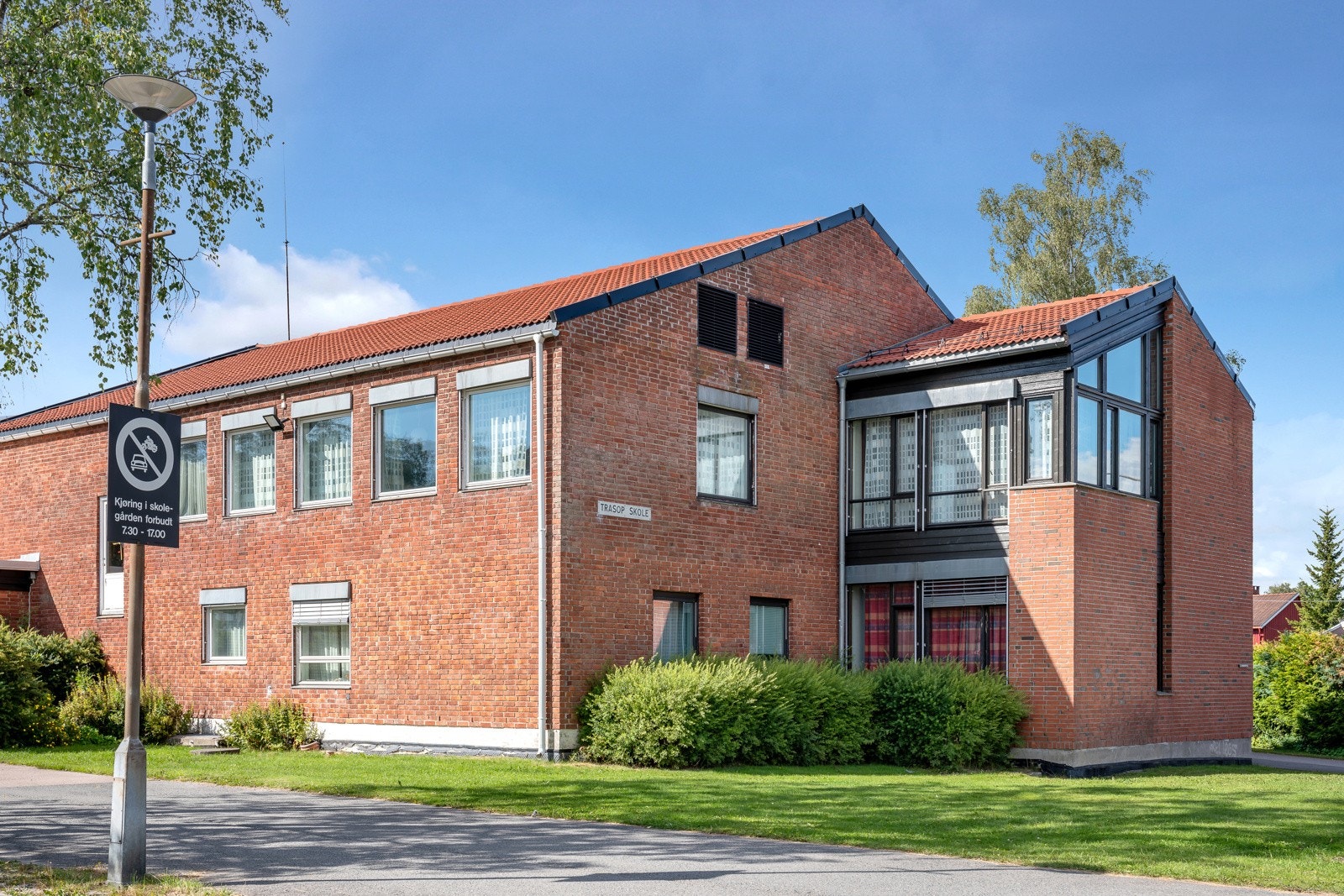 Fra eiendommen er det rundt 7 min å gå til Godlia barneskole og 15 min å gå til Skøyenåsen ungdomsskole. Galleribilde