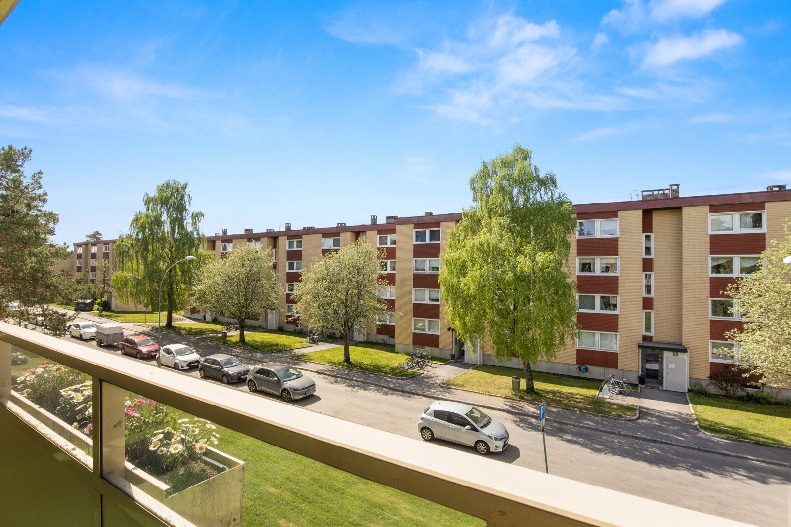 Leiligheten ligger i et populært og barnevennlig boligområde på Oppsal i Oslo. Galleribilde