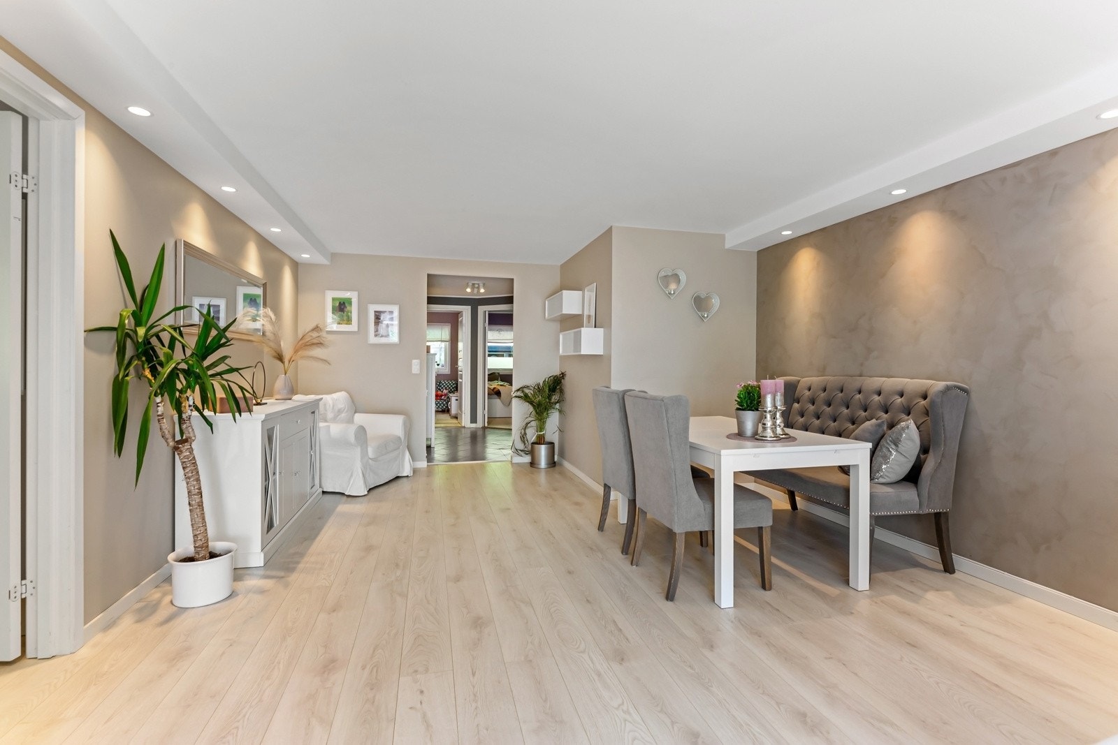 Gulvflater er belagt med slitesterk laminat, perfekt for en småbarnsfamilie eller hundeeiere. Galleribilde