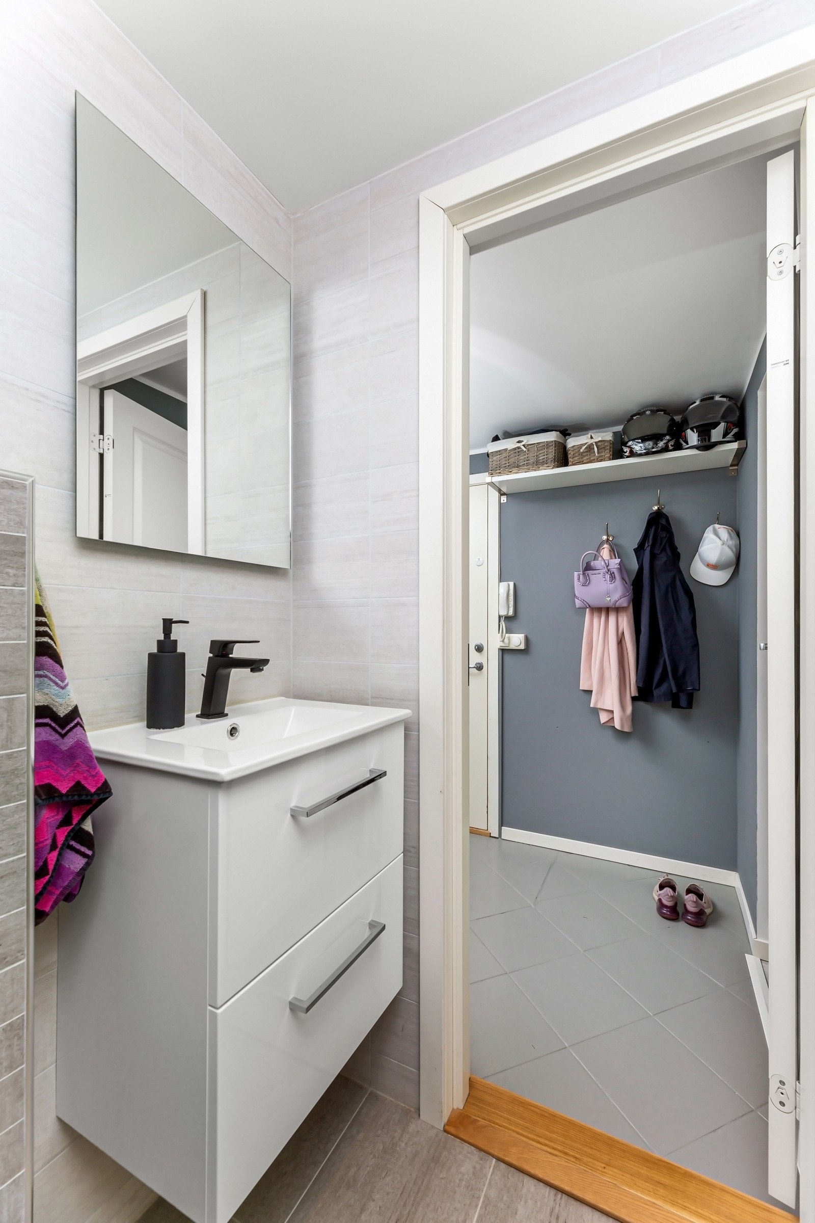 Badet er innredet med vegghengt servantinnredning, vegghengt toalett og dusjhjørne. Galleribilde