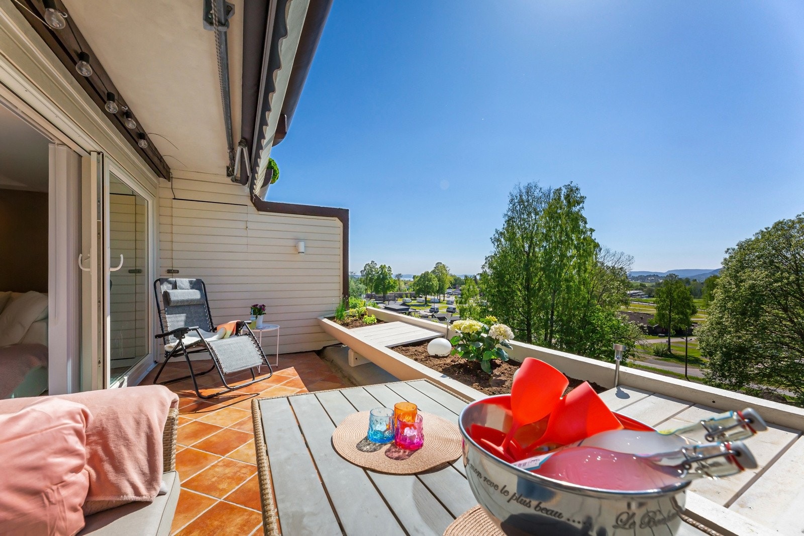 Flott vestvendt terrasse med optimale solforhold. Galleribilde