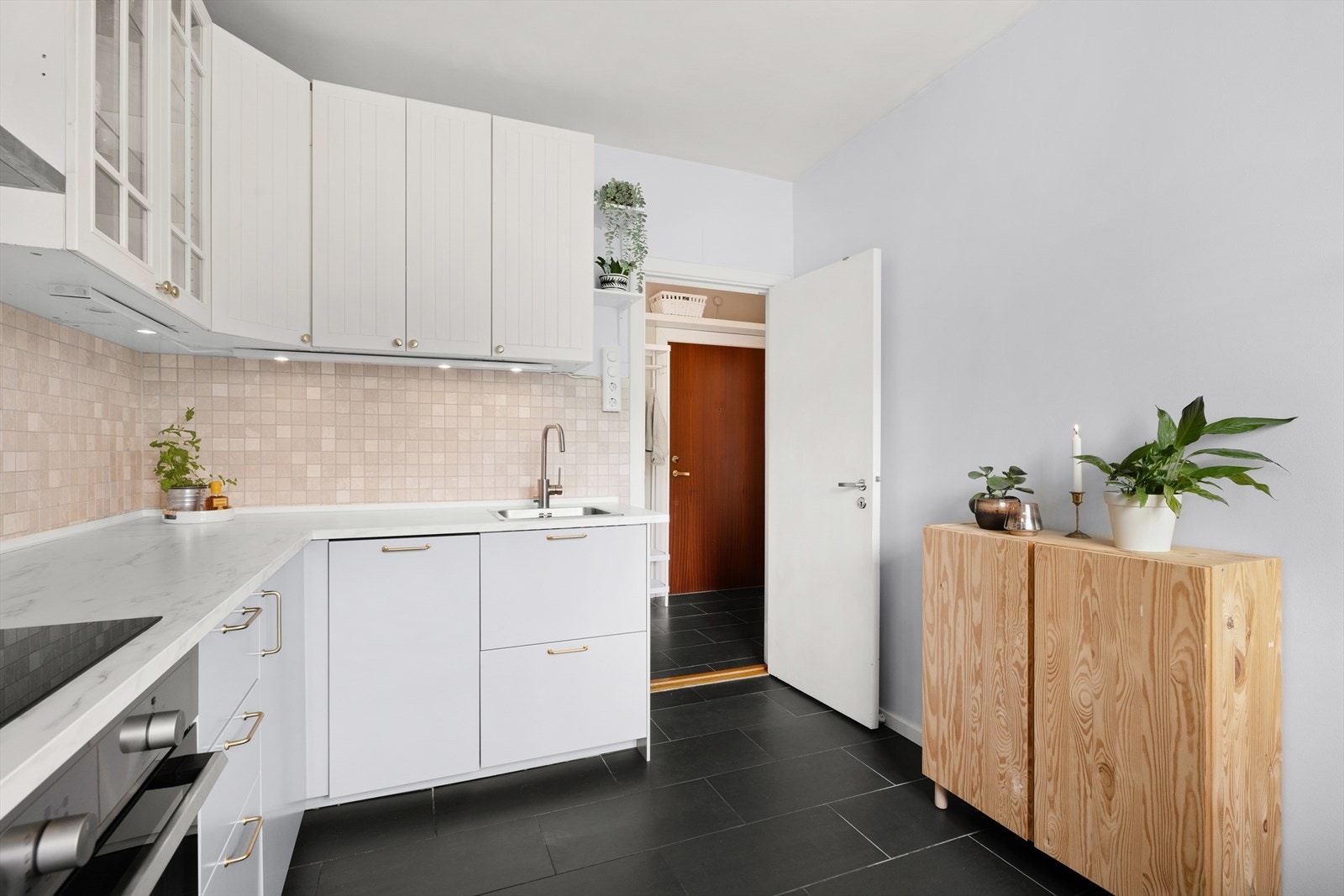 Det er godt med oppbevaringsplass i over- og underskap Galleribilde