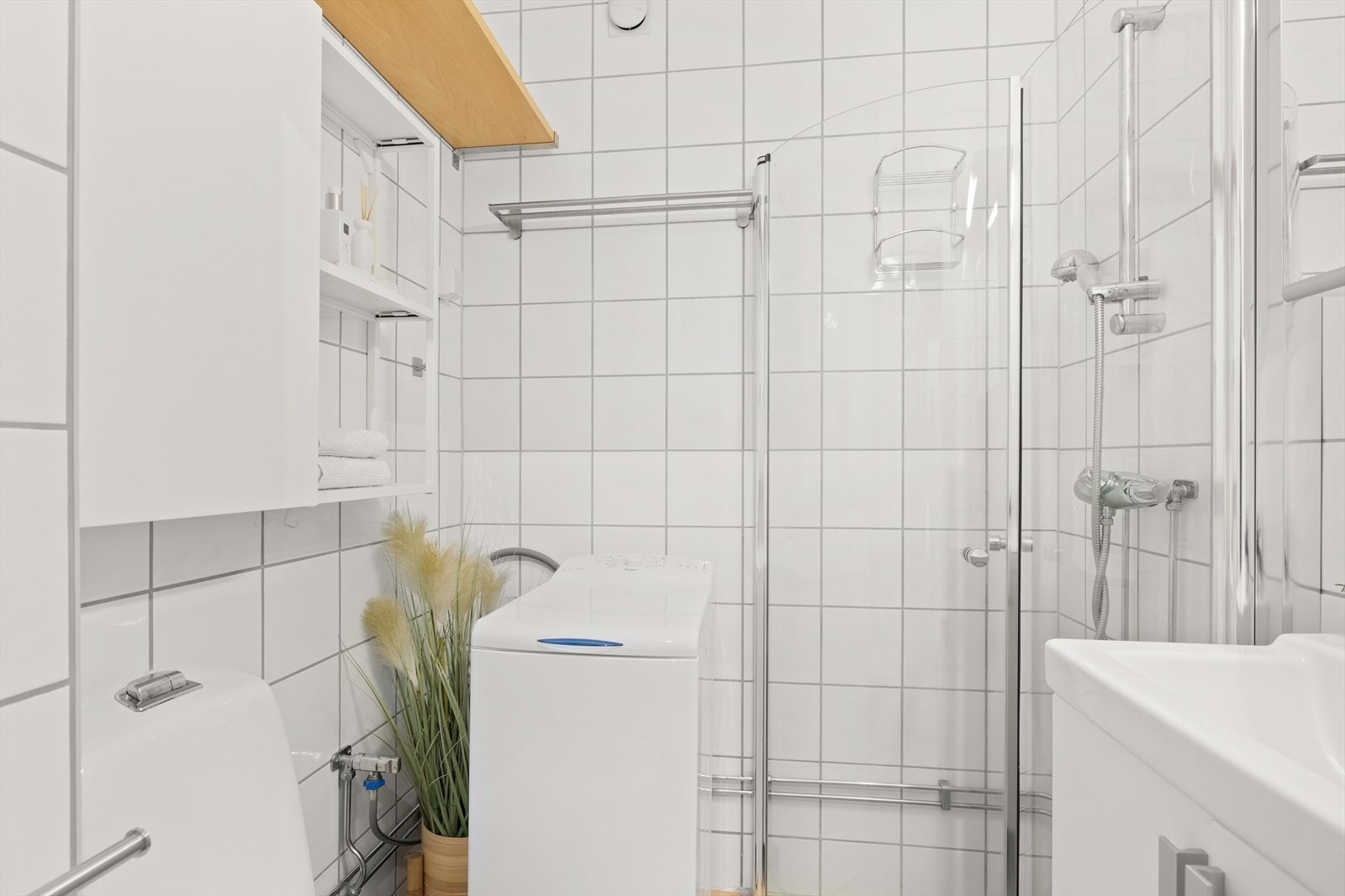 Innredning med frittstående klosett, servantinnredning,
servant med ettgreps blandebatteri, dusjdører, dusjarmatur, opplegg og plass til vaskemaskin. Vaskemaskin medfølger handelen Galleribilde